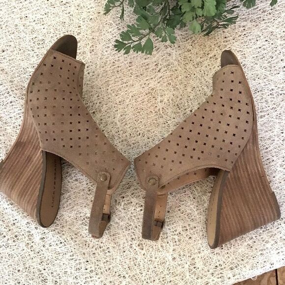 Lucky Brand RIGINA Taupe Perforated Stacked Wedge Heel Sandals - Picture 4 of 14